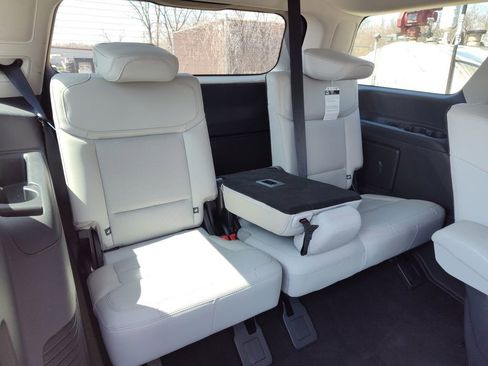 Used 2025 Ford Expedition Platinum image 13