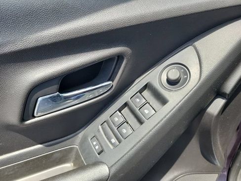 Used 2018 Chevrolet Trax LT w/ LT Convenience Package AWD/4WD image 17
