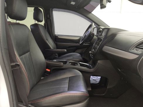 Used 2017 Dodge Grand Caravan GT image 21