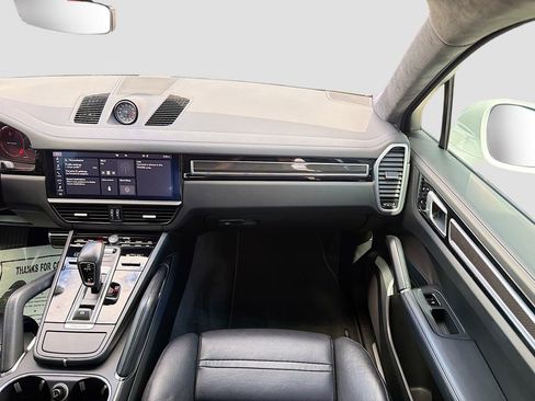 Used 2020 Porsche Cayenne Turbo image 22