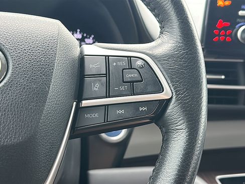 Used 2024 Toyota Sienna XLE image 29