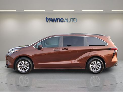 Used 2022 Toyota Sienna LE FWD image 2