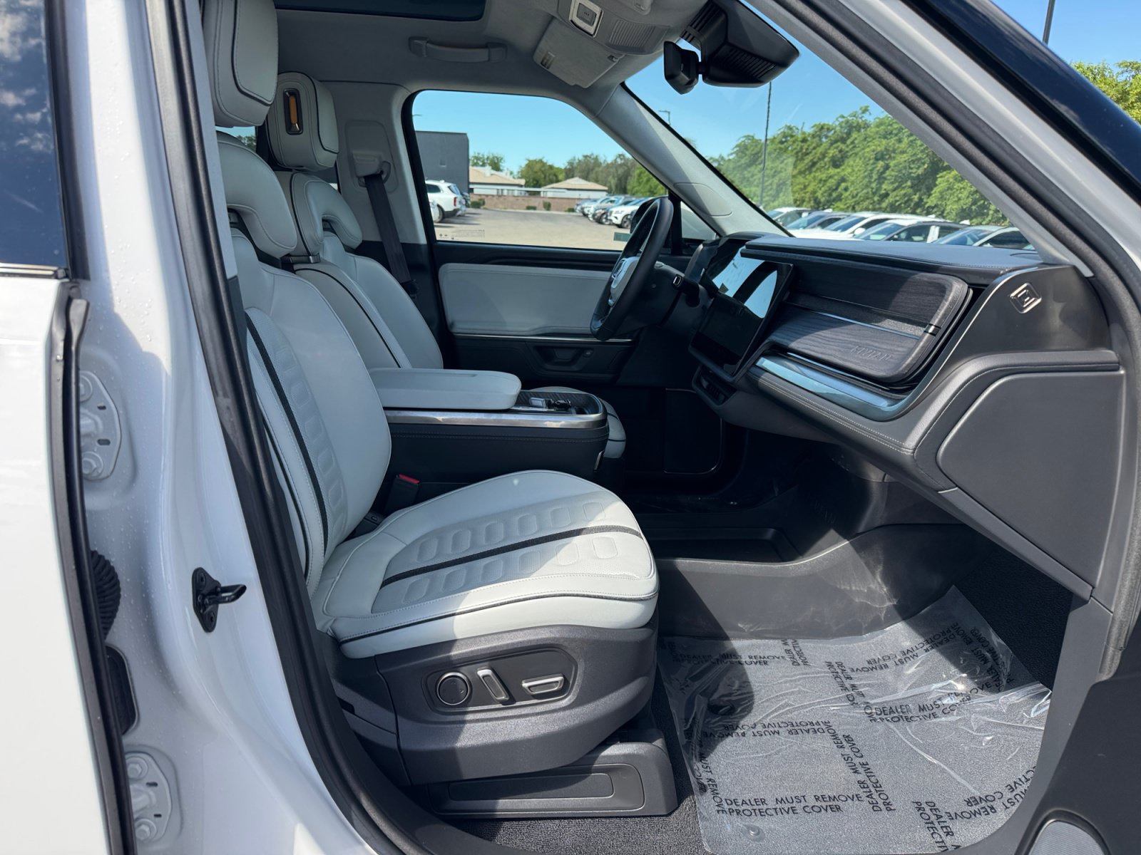 Used 2025 Rivian R1S Adventure Dual AWD/4WD image 19
