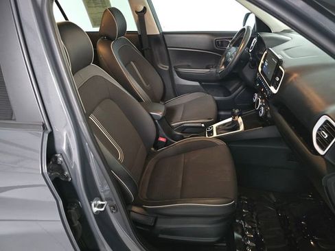 Used 2024 Hyundai Venue Limited image 21