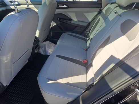 Certified 2023 Volkswagen Taos SE w/ Panoramic Sunroof Package image 27