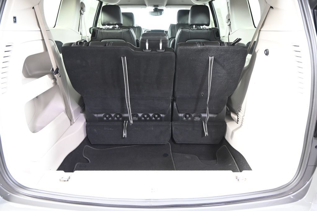 Used 2023 Chrysler Pacifica Touring-L FWD image 13