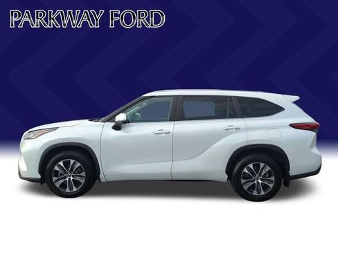 Used 2023 Toyota Highlander XLE AWD/4WD image 2