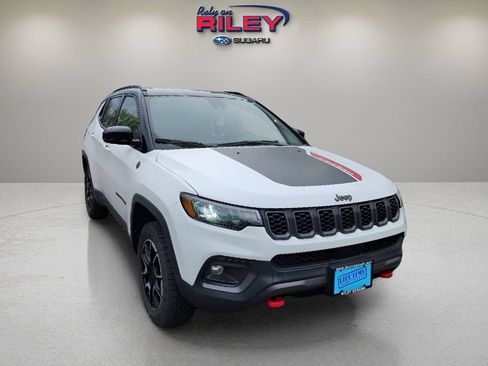 Used 2025 Jeep Compass Trailhawk AWD/4WD image 8