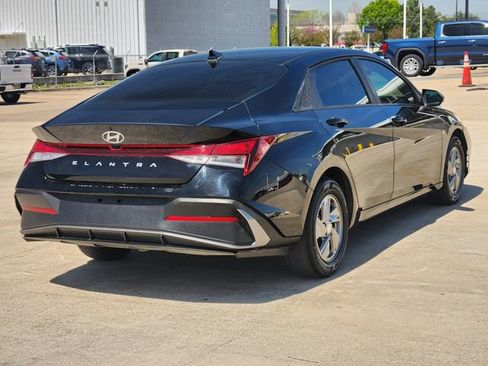 Used 2025 Hyundai Elantra SE image 7