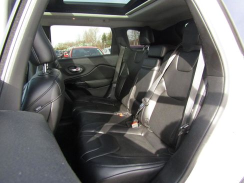 Used 2019 Jeep Cherokee Latitude Plus image 19