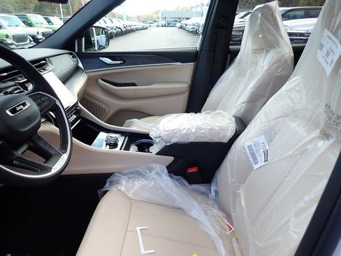 New 2025 Jeep Grand Cherokee Limited w/ MOPAR Finishing Package image 12