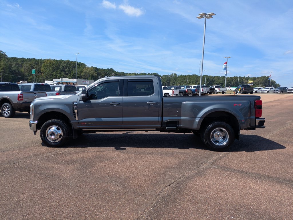 Used 2026 Ford F350 Lariat w/ Lariat Ultimate Package AWD/4WD image 2