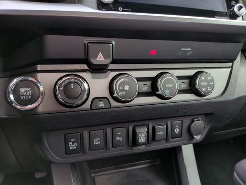 Used 2020 Toyota Tacoma TRD Off-Road w/ Technology Package AWD/4WD image 20