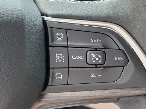 Used 2025 Jeep Grand Cherokee Limited AWD/4WD image 18