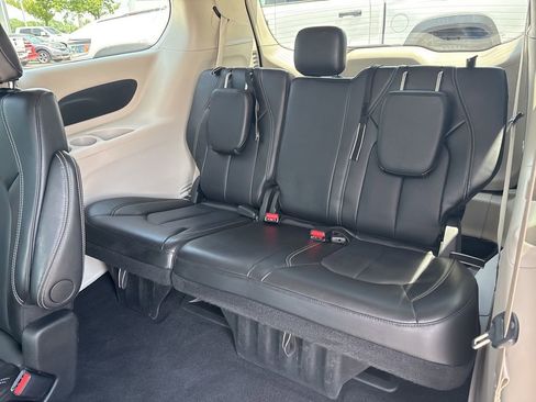 Used 2024 Chrysler Pacifica Touring-L FWD image 33