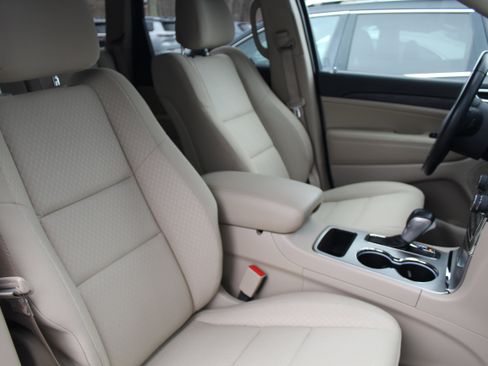 Certified 2022 Jeep Grand Cherokee Laredo E image 17