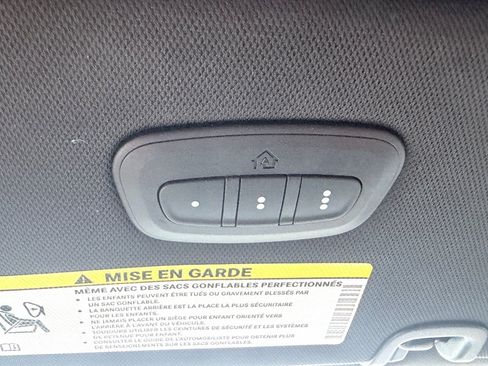 Used 2025 Chrysler Pacifica Limited FWD image 13