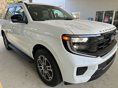 New 2025 Ford Expedition Active image 8