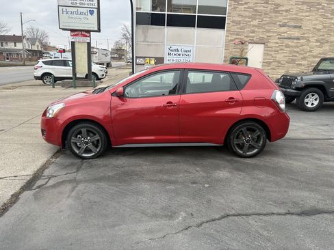 Used 2009 Pontiac Vibe w/ Sun And Sound Package image 3