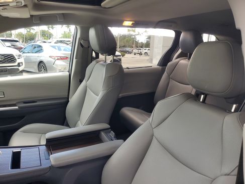 Used 2023 Toyota Sienna XLE image 19