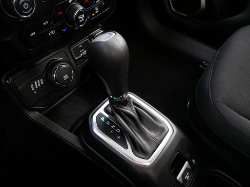 Used 2023 Jeep Renegade Latitude w/ Premium Group image 25