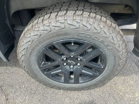 Used 2024 Chevrolet Silverado 1500 Custom Trail Boss w/ LPO, Dark Essentials Package AWD/4WD image 10