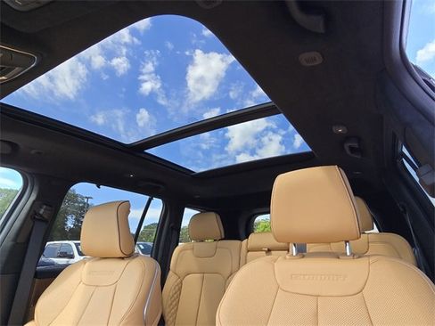 New 2025 Jeep Grand Cherokee Summit image 9