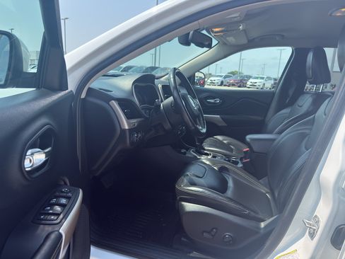 Used 2018 Jeep Cherokee Limited w/ Trailer Tow Group AWD/4WD image 11
