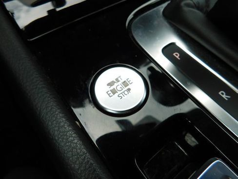 Used 2014 Volkswagen Touareg Sport image 19