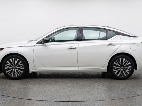 Used 2025 Nissan Altima 2.5 SV FWD image 5