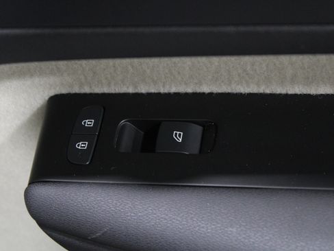 Used 2022 Volvo XC40 T4 Momentum FWD image 29