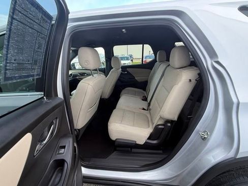 Used 2022 Chevrolet Traverse LS FWD image 17