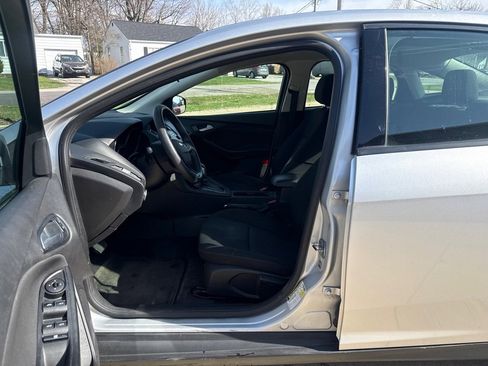 Used 2018 Ford Focus SE w/ SE Appearance Package image 10