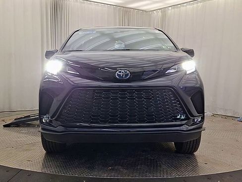 Used 2025 Toyota Sienna XSE image 3