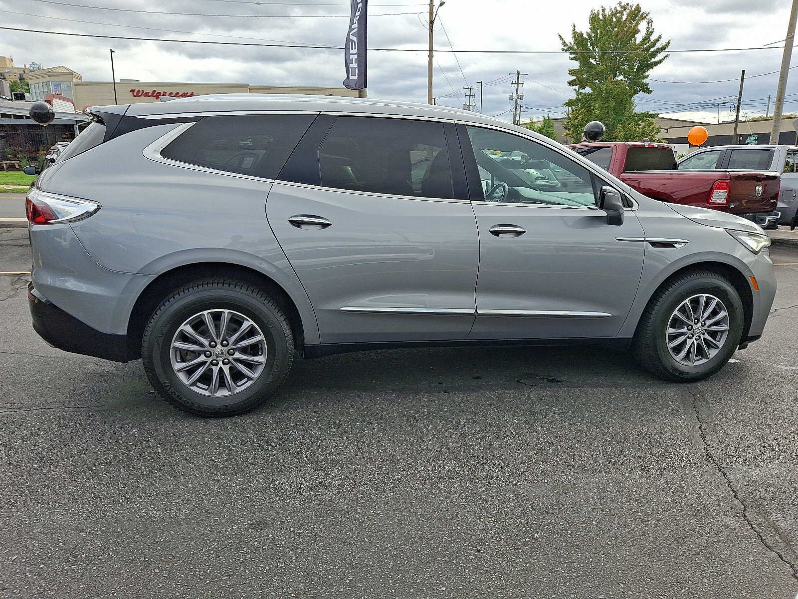 Used 2023 Buick Enclave Essence AWD/4WD image 6