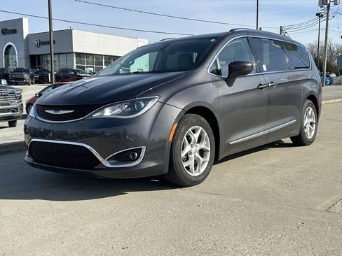 Used 2017 Chrysler Pacifica Touring-L Plus w/ Tire & Wheel Group image 2