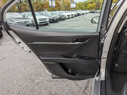 Used 2020 Toyota Camry SE image 34