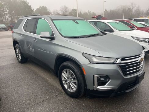 Used 2023 Chevrolet Traverse LT image 1