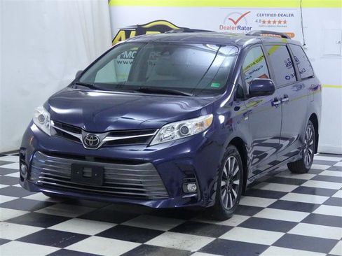 Used 2019 Toyota Sienna XLE w/ XLE Navigation Package image 3