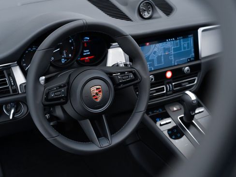 Certified 2023 Porsche Macan AWD/4WD image 16