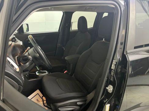 Used 2019 Jeep Renegade Latitude w/ Cold Weather Group image 19