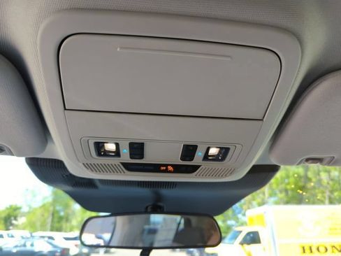 Used 2025 Ford Explorer Active AWD/4WD image 28