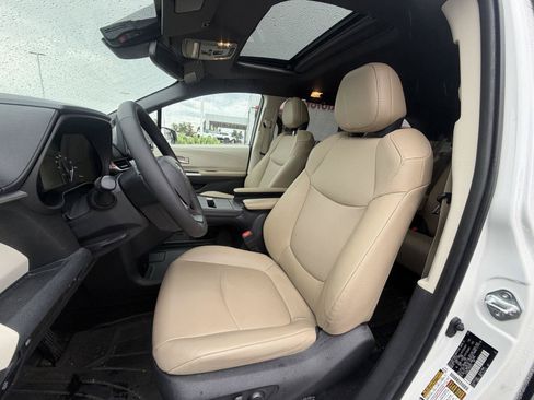 Used 2021 Toyota Sienna XLE w/ XLE Plus Package FWD image 17