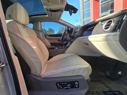 Used 2019 Bentley Bentayga image 19
