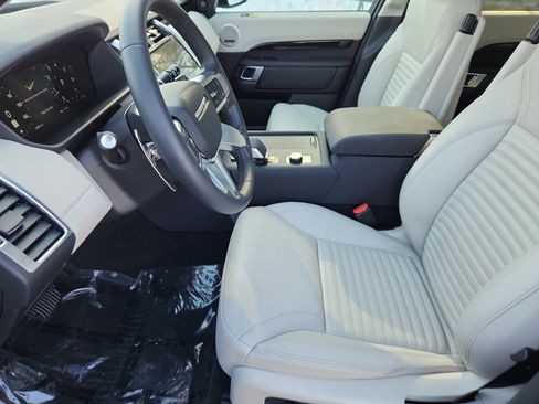 Used 2025 Land Rover Discovery S image 24