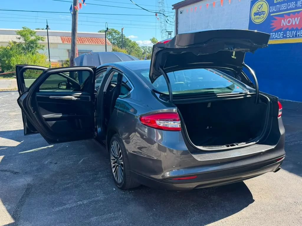 Used 2018 Ford Fusion SE w/ Fusion SE Technology Package FWD image 19