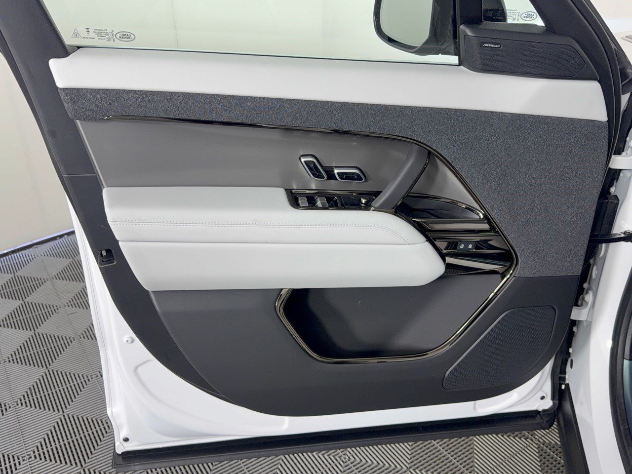 New 2027 Land Rover Range Rover Sport SE AWD/4WD image 14