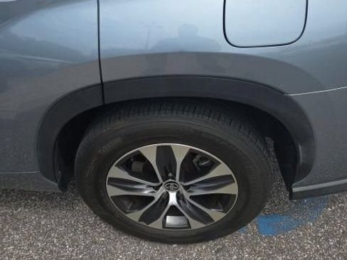 Used 2021 Toyota Highlander XLE FWD image 3