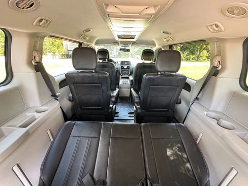 Used 2013 Chrysler Town & Country Touring image 40