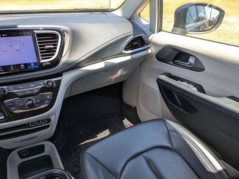 Used 2023 Chrysler Pacifica Touring-L AWD/4WD image 16